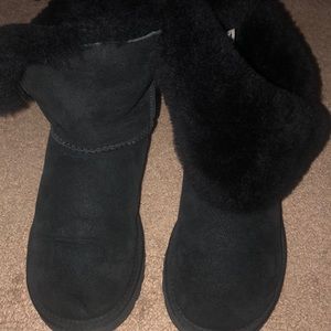 Black Bailey button Uggs